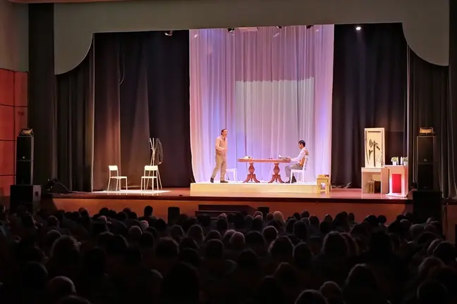 Grupo Comika 21 durante su representaci&oacute;n en la Semana Cultural del Teatro.