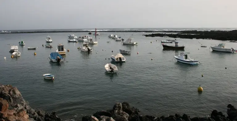 Imagen de la parte pesquera del puerto de &Oacute;rzola.