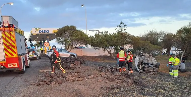Momento de la actuaci&oacute;n de los bomberos y de los sanitarios del SUC
