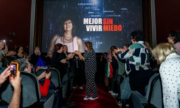 Rosana recogiendo el cari&ntilde;o de la gente durante la presentaci&oacute;n