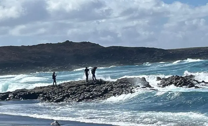 En una jornada tan peligrosa se han seguido viendo personas que se acercan a la costa para hacerse fotos