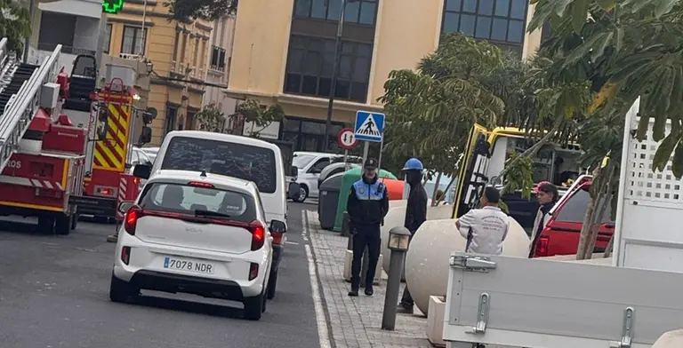 Bomberos, Polic&iacute;a Local y ambulancia del SUC en la zona.