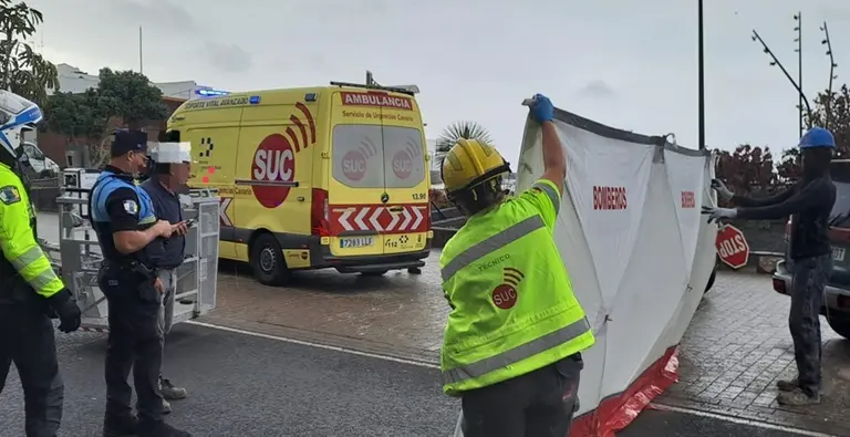 Ambulancia del Servicio de Urgencias Canario en la zona.