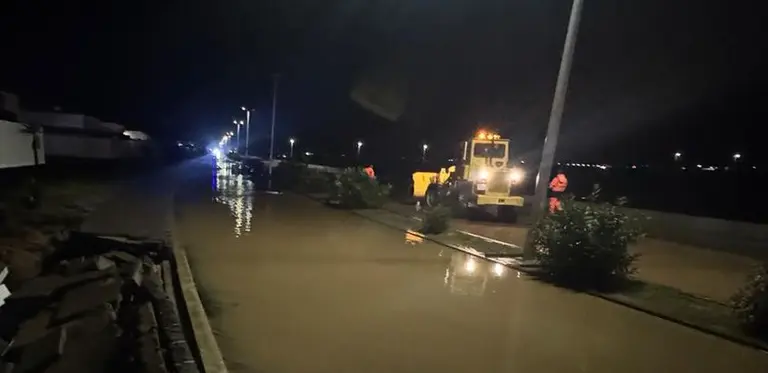 Hasta &uacute;ltima hora de la noche estuvieron achicando agua.