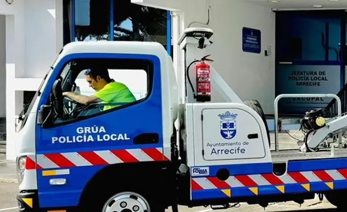 Imagen de la gr&uacute;a municipal junto a la sede de la Polic&iacute;a Local.