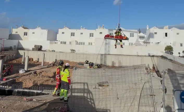 Operario de los bomberos realizando el rescate del afectado.