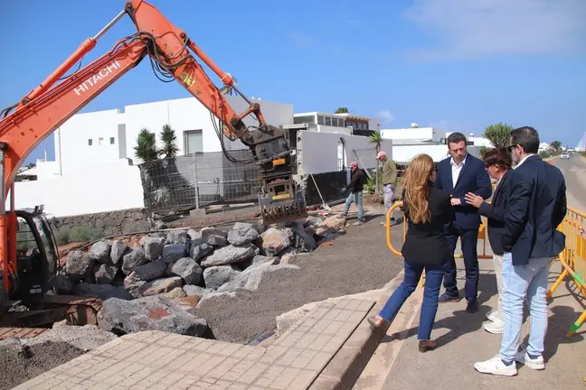 &Oacute;scar Noda junto a los operarios mientras realizan las labores.