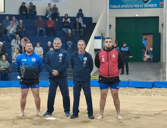 Los capitanes del Tinajo y el T&iacute;as con los &aacute;rbitros
