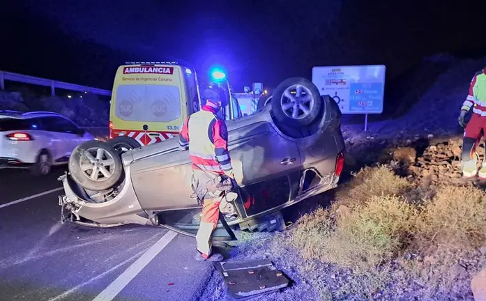 Imagen del veh&iacute;culo siniestrado en el momento en el que llegaron los bomberos