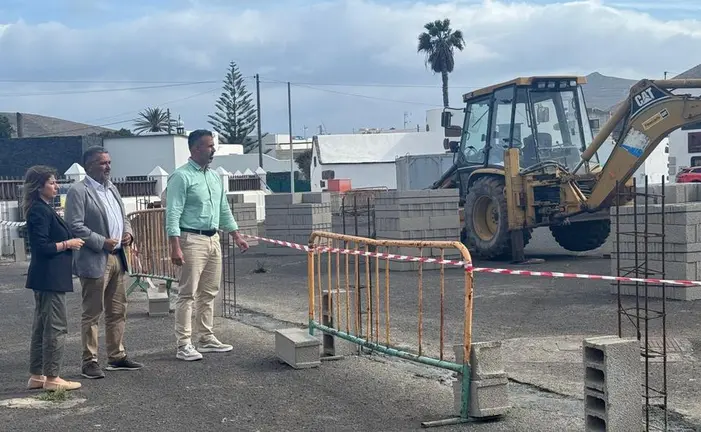 Los concejales nacionalistas visitando la obra