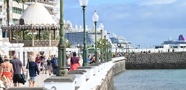 Imagen de cruceristas paseando por Arrecife.