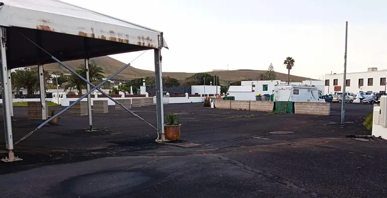 Pol&eacute;mico muro levantado en la carpa de Uga.