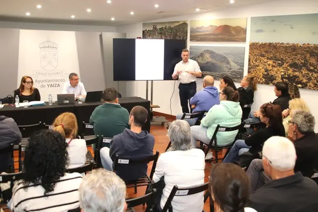&Oacute;scar Noda en el encuentro con los vecinos de Uga.
