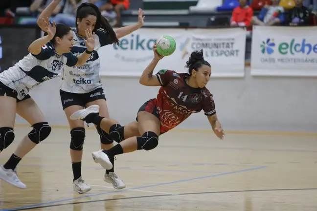 Jugadora del Zonzamas Plus Car Lanzarote realizando un lanzamiento.