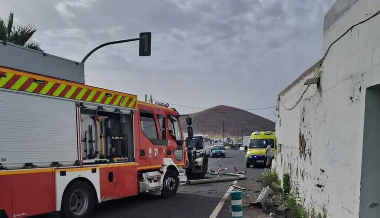 Bomberos en el lugar del accidente.