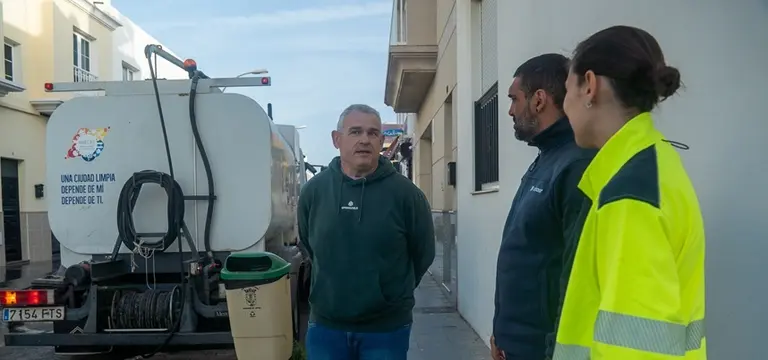 Jacobo lemes junto a los operarios del Plan de Limpieza.