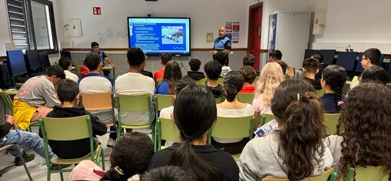 Polic&iacute;a Local en el IES Puerto del Carmen.