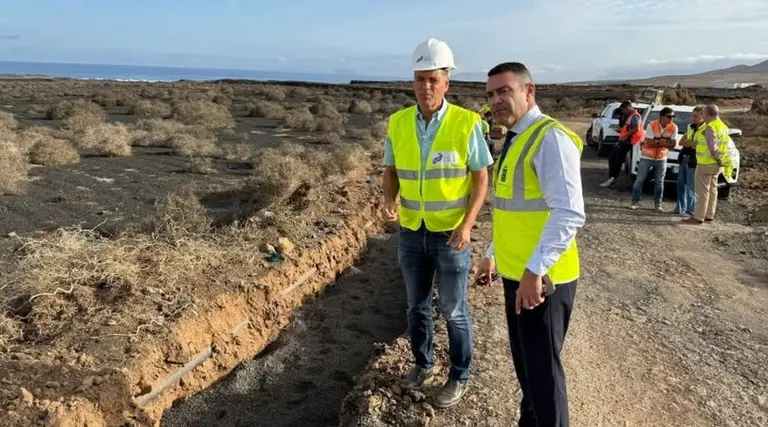 El consejero de Aguas, Domingo Cejas, y el presidente del Cabildo de Lanzarote, Oswaldo Betancort, comprobando el estado de unas obras.