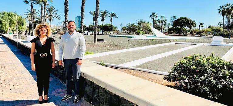 El alcalde de Arrrecife, Yonathan de Le&oacute;n,  y la concejala de Turismo, Comercio y Deportes, junto al Parque Tem&aacute;tico, donde el Ayuntamiento invertir&aacute; 10 millones de euros.