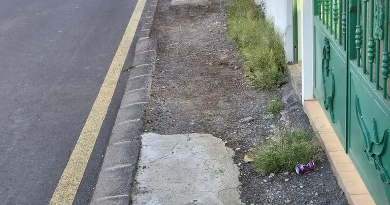 Imagen de lo que tendr&iacute;a que ser una acera en el barrio de San Francisco Javier.