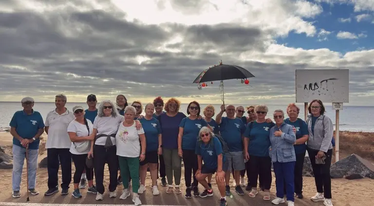 Ana Mar&iacute;a Lopes con los participantes de los paseos saludables.
