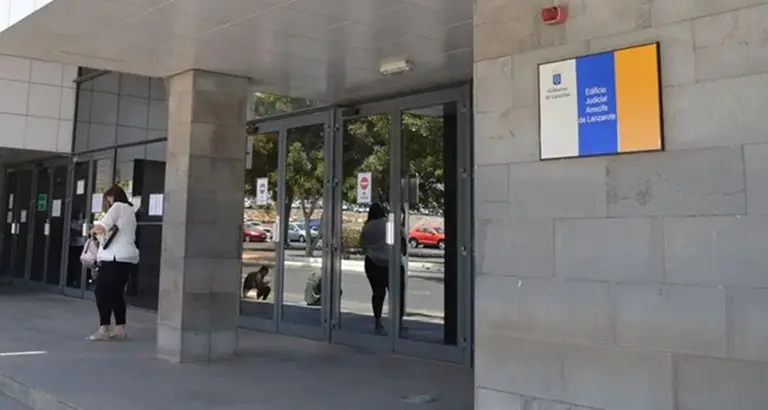 Imagen de archivo de la entrada a los juzgados de Arrecife.