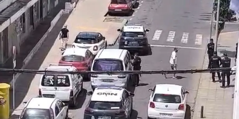 Polic&iacute;a Nacional junto a la zona donde se produjo el altercado en Arrecife.