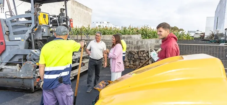 Eugenio Robayna y Olivia Duque junto a los operarios del Ayuntamiento de Teguise.