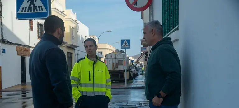 Jacobo Lemes supervisando labores de limpieza.