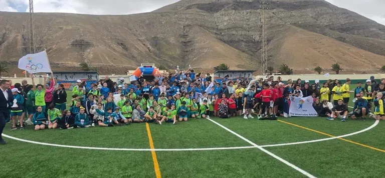 Foto de familia de las olimpiadas escolares.
