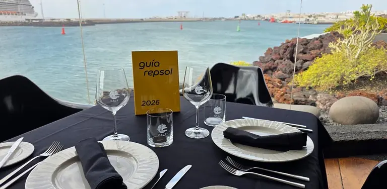 Imagen de una de las mesas con las impresionantes vistas del Castillo de San Jos&eacute;.