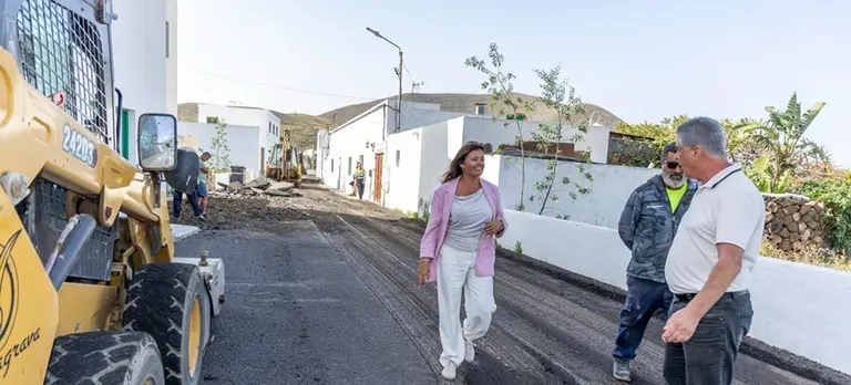 Olivia Duque y Eugenio Robayna en las obras de Asfalto de Guatiza.