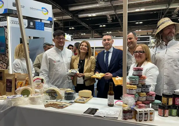 Representantes del sector primario y del Cabildo de Lanzarote en el Sal&oacute;n Gourmet.