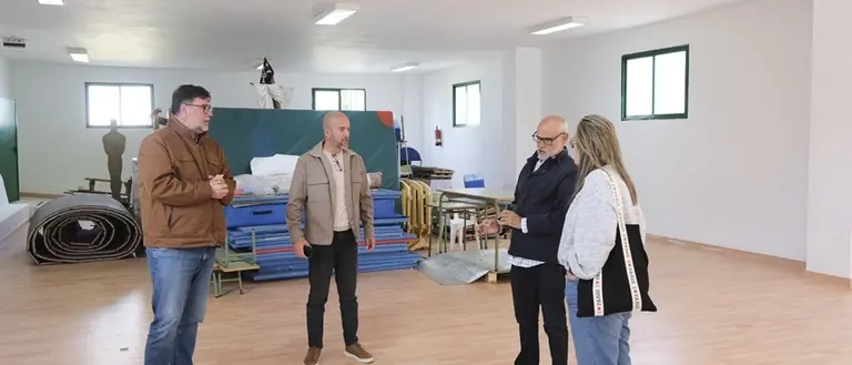Isidro P&eacute;rez junto a Ra&uacute;l de Le&oacute;n y Estefan&iacute;a Luzardo en el CEIP de Playa Honda.