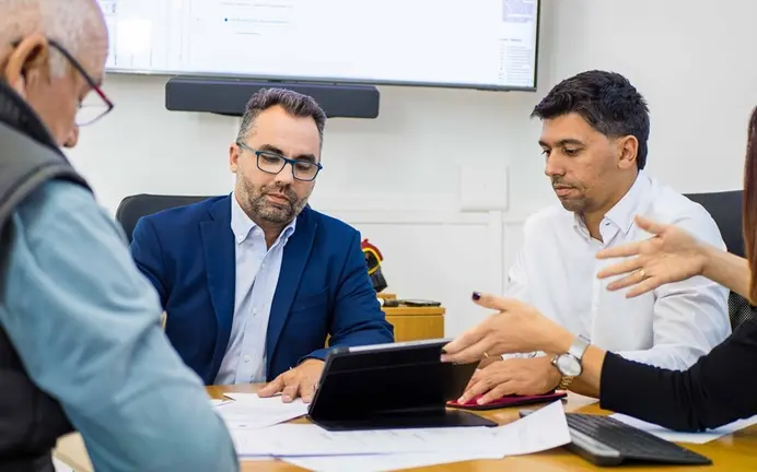 Maciot Cabrera junto a Echedey Eugenio en una reuni&oacute;n de trabajo.