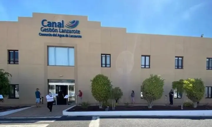 Imagen de la entrada a las oficinas centrales de Canal Gesti&oacute;n Lanzarote. 