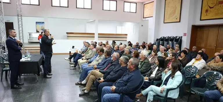 Oswaldo Betancort y Domingo Cejas en la asamblea de necesidades del sector primario.