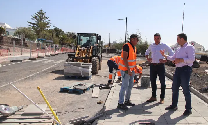 &Oacute;scar Noda y &Aacute;ngel Lago junto a las obras de la primera fase de rehabilitaci&oacute;n de la Avenida Papagayo.