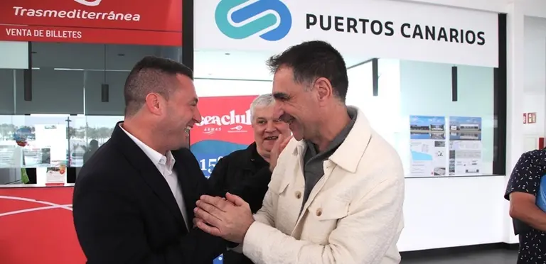 El alcalde de Yaiza y el director de Puertos Canarios en la terminal de Playa Blanca.
