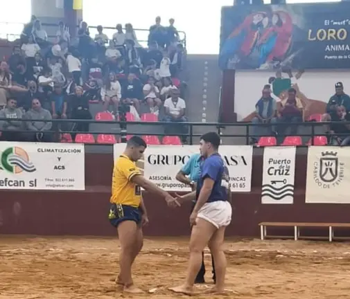 Imagen de una de las luchadas de la noche