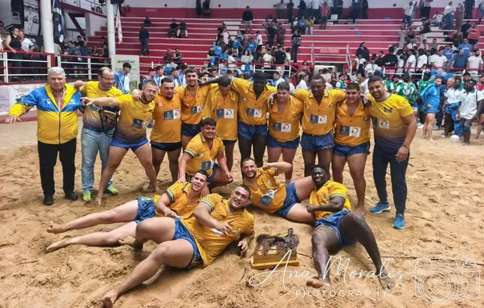 El equipo campe&oacute;n celebrando la victoria