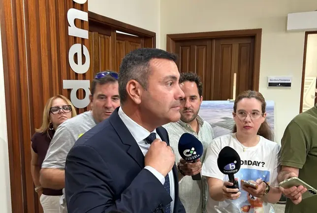 Oswaldo Betancort durante su comparecencia ante los medios de comunicaci&oacute;n.