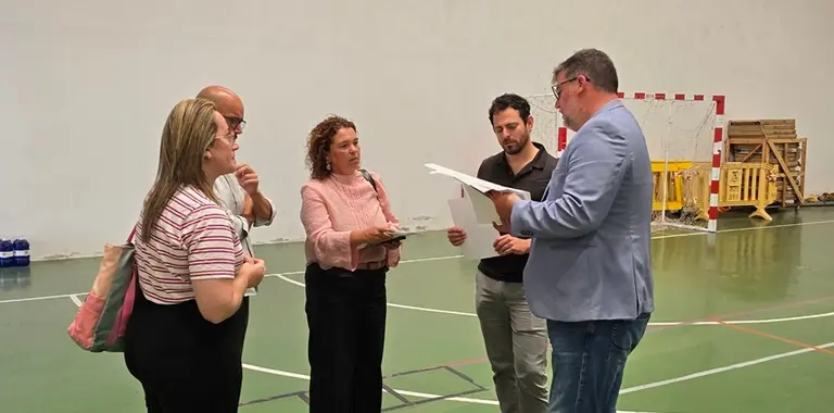 Isidro P&eacute;rez junto Estefan&iacute;a Luzardo, Ra&uacute;l de Le&oacute;n y Marlene Romero en el pabell&oacute;n del IES San Bartolom&eacute;.