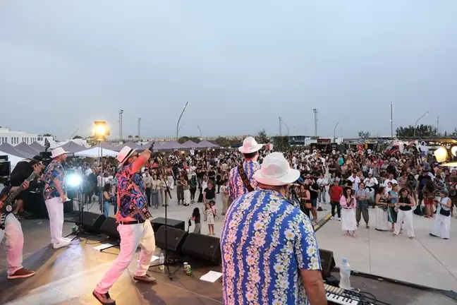 Asistentes disfrutando de una de las actuaciones del Suena y Sabe en Playa Honda.