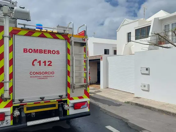 Cami&oacute;n de los bomberos junto al garaje donde se encontraba el fuego.