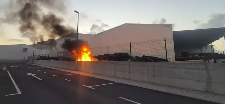 Imagen del fuego donde se acumula material de obra.