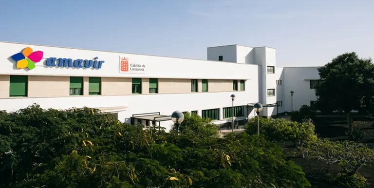 Imagen de la entrada a la residencia de Amavir en T&iacute;as.