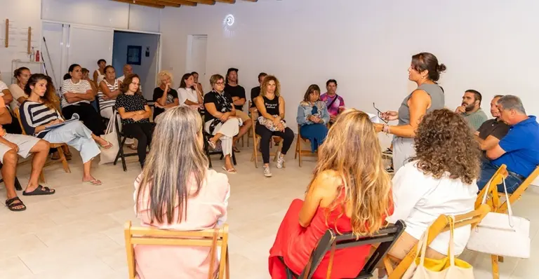 Reuni&oacute;n del grupo de gobierno municipal con los vecinos.