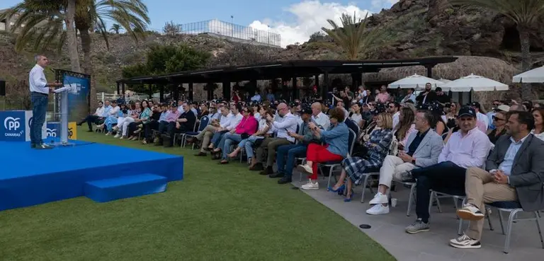 Manuel Dom&iacute;nguez dirigi&eacute;ndose a sus compa&ntilde;eros de los ayuntamientos de Canarias, entre ellos el alcalde de Arrecife, Yonathan de Le&oacute;n