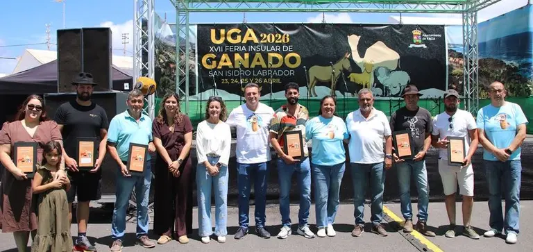 El alcalde y concejales del Gobierno y de la oposici&oacute;n de Yaiza con los premiados en distintas categor&iacute;as